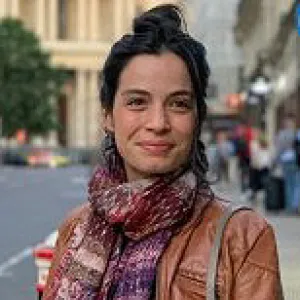 Head and shoulders photo of Juliana Tinoco.