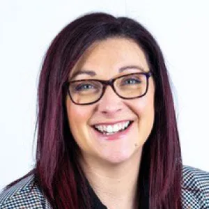 Head and shoulders photo of Laura Cooper.