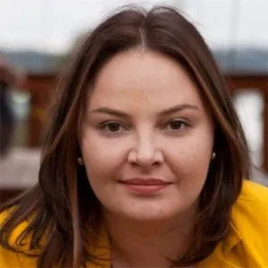 Head and shoulders photo of Natalie Unterstell.