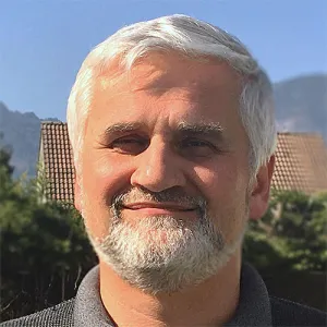 Head and shoulders photo of Jan Dusik.