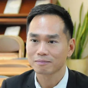 Head and shoulders photo of Edwin Lau.