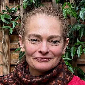 Head and shoulders photo of Liz Kirk.