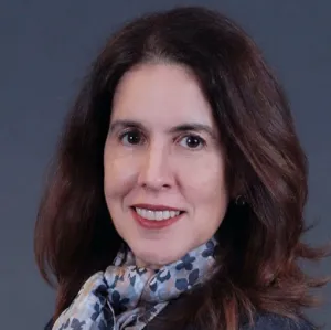 Head and shoulders photo of Tatiana Alves.